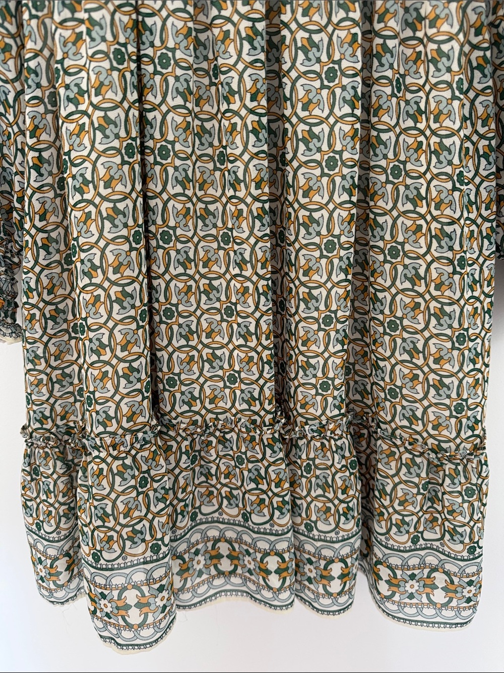 Max Studio Green and Cream Printed Smocked-Waist V-Neck Dress - Size XS - Picture 6 of 8